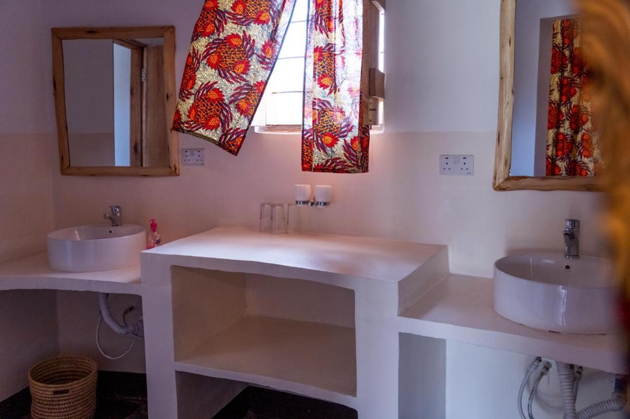 Lake Natron Maasai Giraffe Eco Lodge And Camping Mtowabaga Buitenkant foto